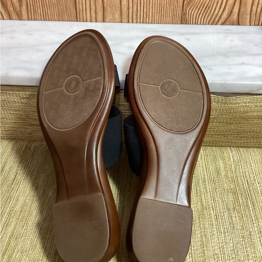 Italian Shoemakers Black and Tan Sandals - Picture 7 of 8